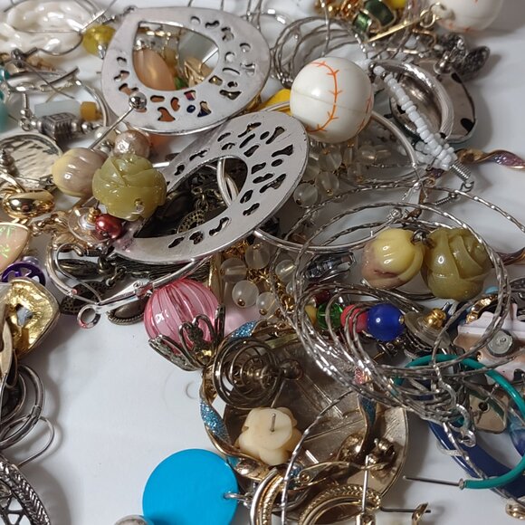 1.5 Pound Pile Of Earring Pairs - Picture 15 of 16